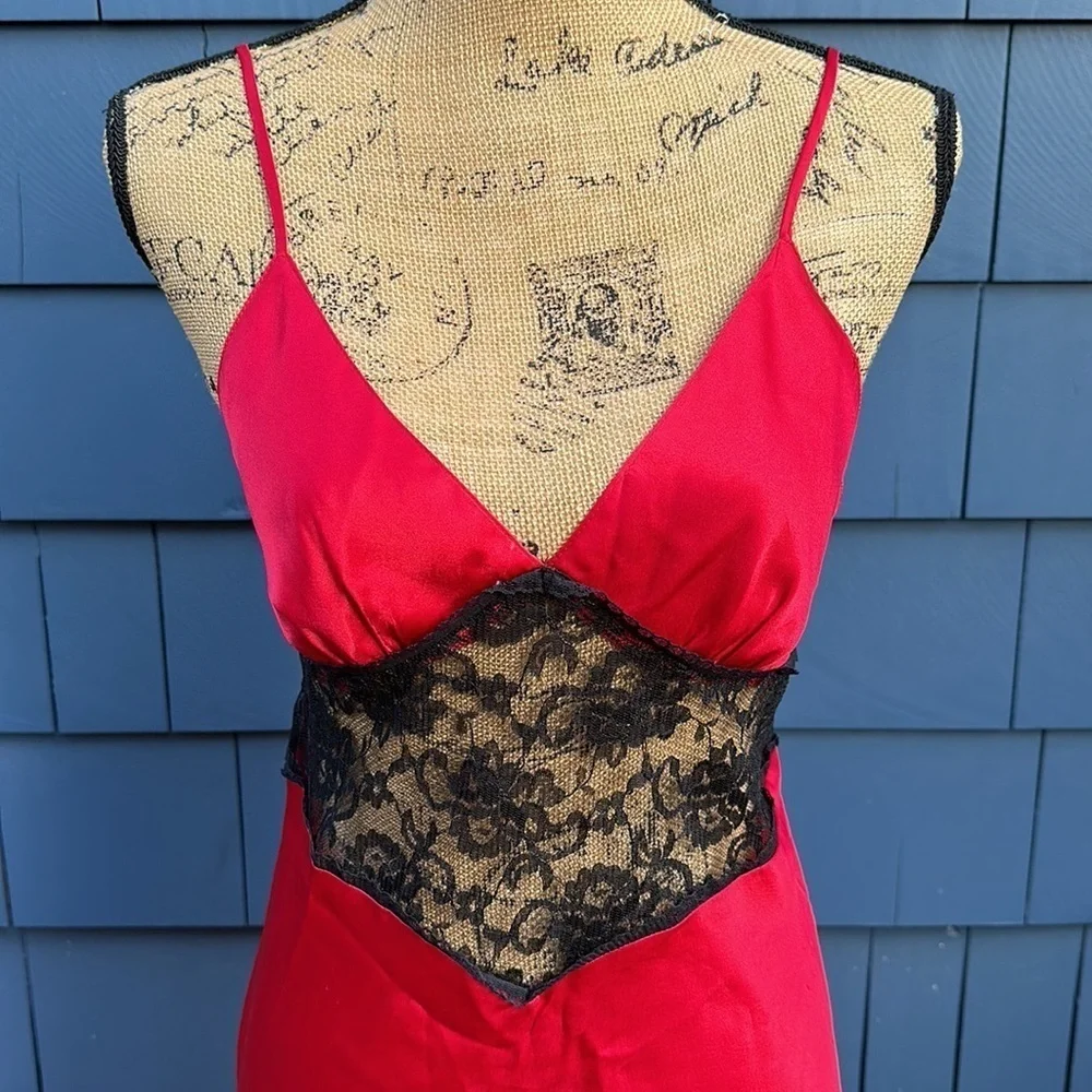 ♥️🖤♥️ Victoria’s Secret red satin with black lace nightgown small slip dress